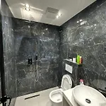 Enzo Center 아파트