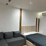 아파트 Enzo Center *