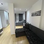 Enzo Center 아파트