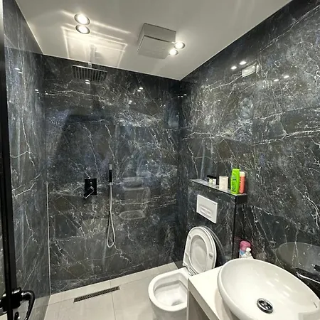 Enzo Center 아파트