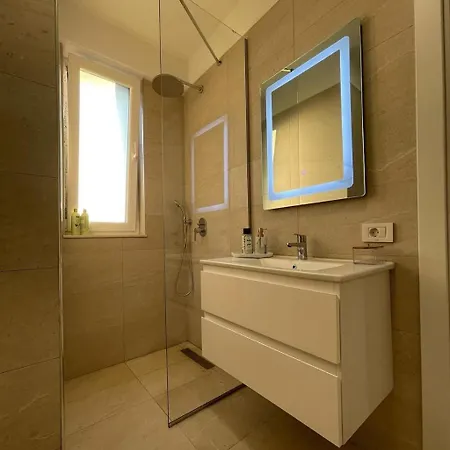 Enzo Center 아파트