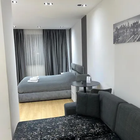 Enzo Center 티라나